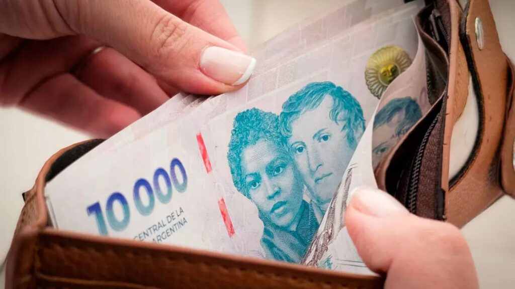 Los salarios volvieron a perder contra la inflación y acumulan siete meses de caída