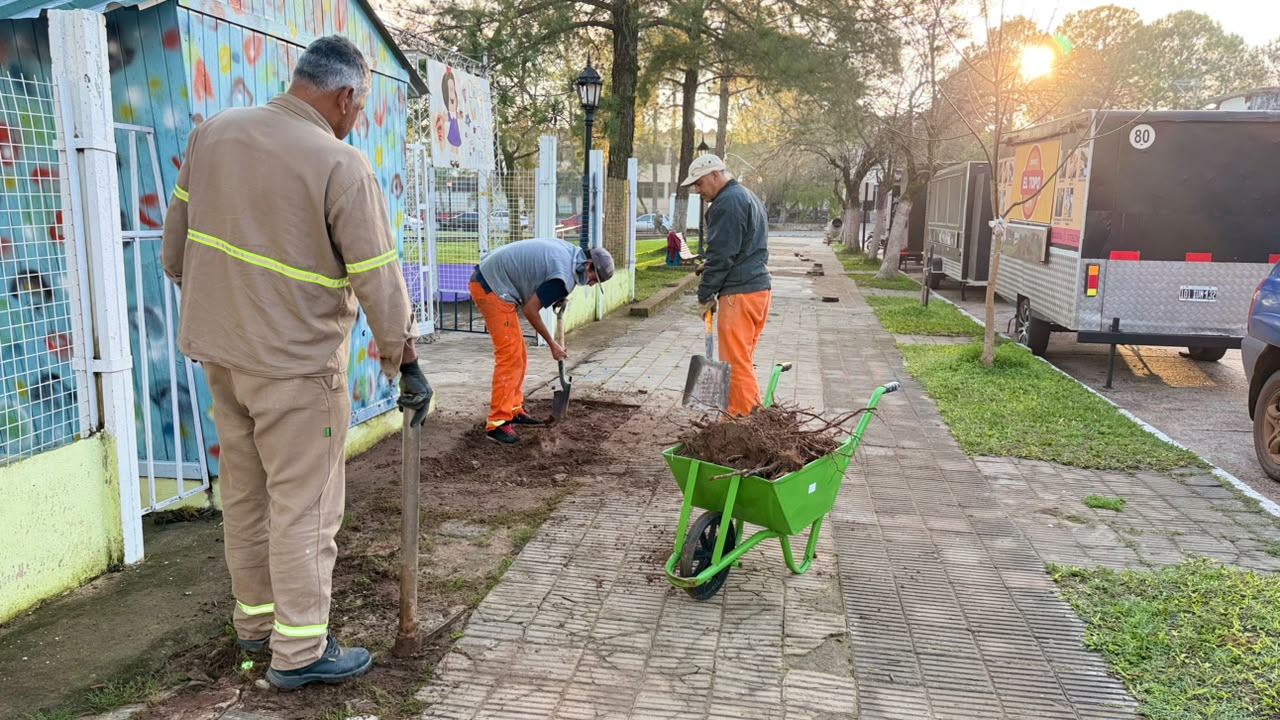 El Municipio recupera las veredas de plaza San Martín